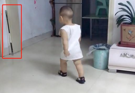 萌娃为奶爸拿棍子“教训”哥哥走红，本是同根生，相煎何太急？