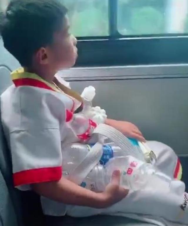 男孩抱着一堆空瓶子，旁边乘客问他为什么，孩子的回答让人眼圈红