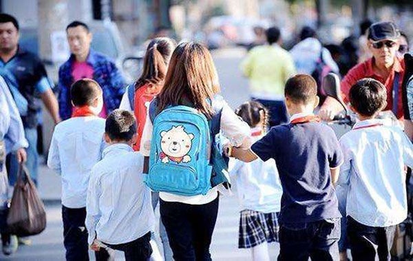 “妈妈，俺的书包好重”妈妈如何应对，影响孩子一生
