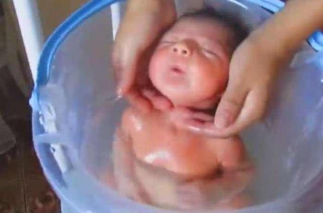 婴儿究竟多大可以游泳？脖套游泳圈真的安全吗？这件事务必早知道