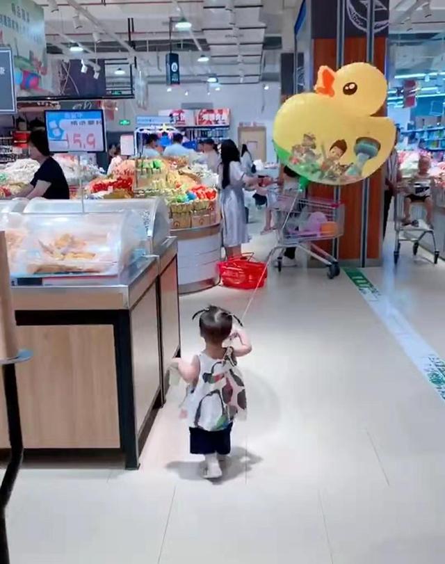 女儿逛超市经常走丢，妈妈想的办法笑翻网友：这定位系统挺先进的