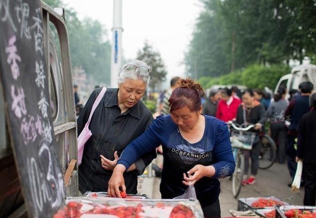 看这位中国姥姥，简直比上班都累，为了女儿真的很拼