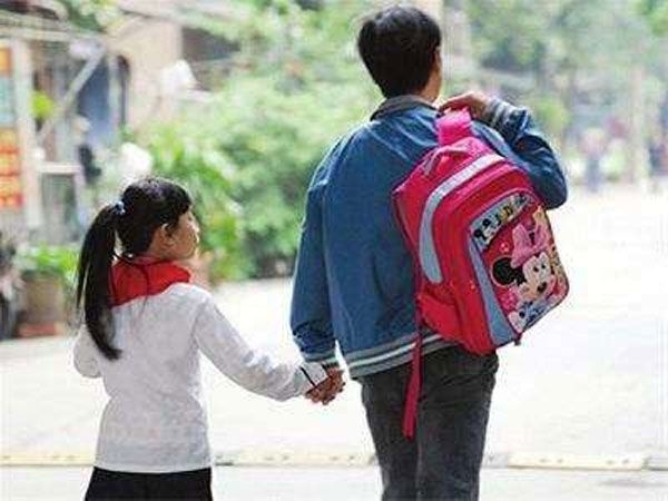 “妈妈，俺的书包好重”妈妈如何应对，影响孩子一生
