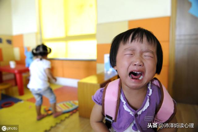 孩子上幼儿园之初，都会有这些表现，父母别因为心疼而耽误孩子