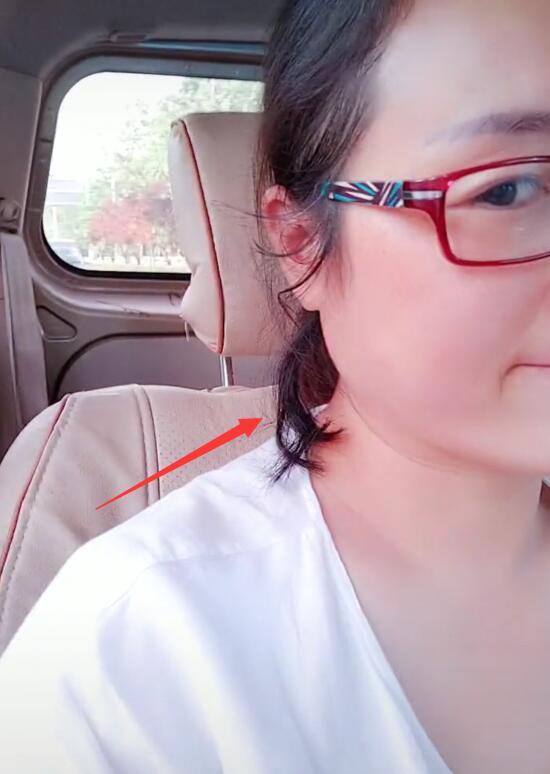 自从有了娃，妈妈每天都留着奇怪的发型，得知原因后好暖心