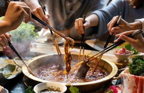 饭桌上最让人难受的3种行为，网友：素质是个好东西，希望你能有