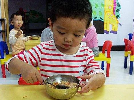 儿子上幼儿园后就胖了，说每餐吃一碗饭，看到视频后宝妈难以相信
