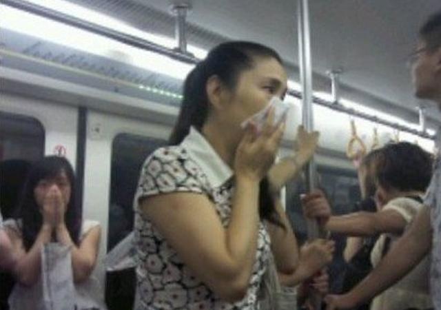 孩子地铁上拉臭臭，遭车厢众人指责，奶奶的做法让众人安静