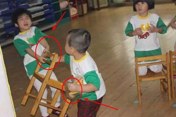 孩子爱打人怎么矫正？要从原因出发，针对性解决打人问题