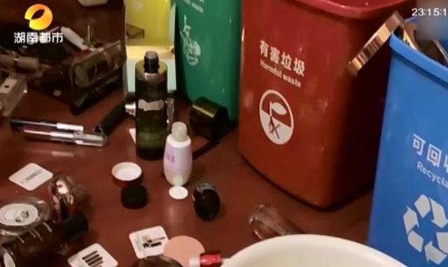 史诗级崩溃！6岁娃完成垃圾分类作业 清空妈妈“限量版”化妆品