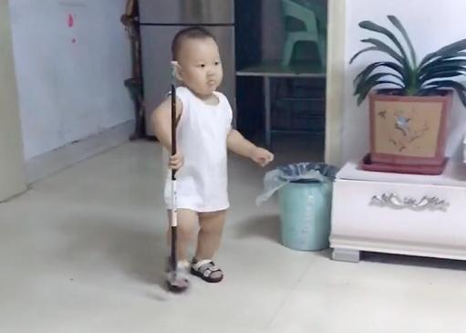 萌娃为奶爸拿棍子“教训”哥哥走红，本是同根生，相煎何太急？