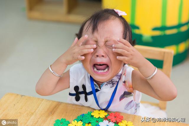 孩子上幼儿园之初，都会有这些表现，父母别因为心疼而耽误孩子