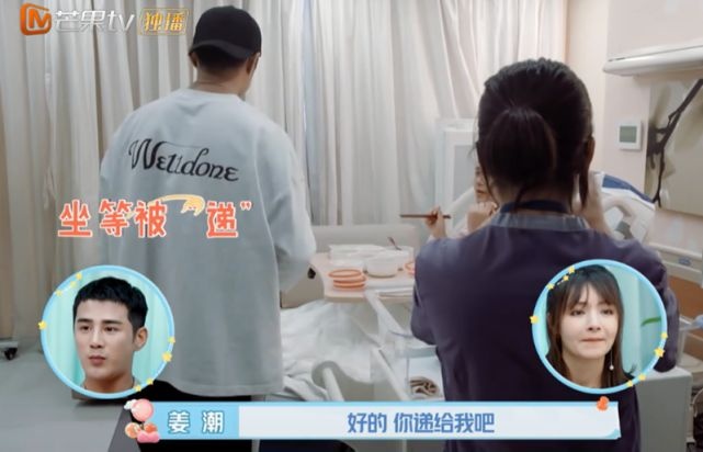 宝宝开始哭闹，医生让姜潮抱抱，看到他的姿势，新手爸爸太可爱