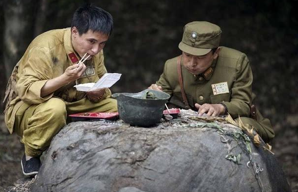 士兵执行任务时，为何建议空腹上阵，原因背后都是有科学依据的！