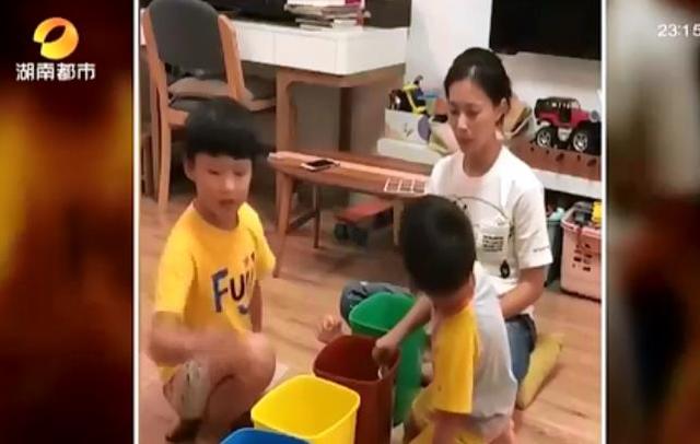 史诗级崩溃！6岁娃完成垃圾分类作业 清空妈妈“限量版”化妆品