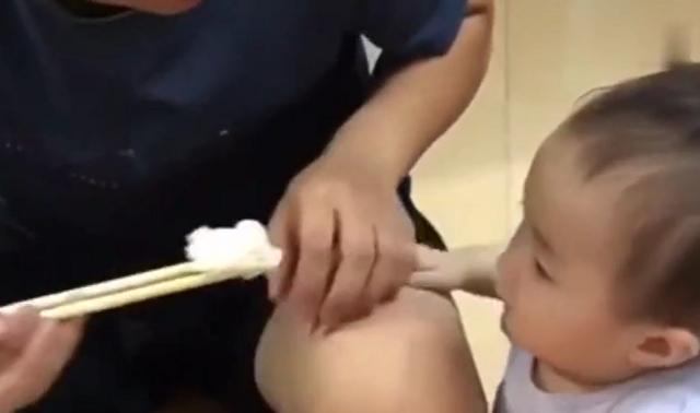 舅舅给外甥女喂饭，宝宝的表情太出人意料，把全家人笑翻了
