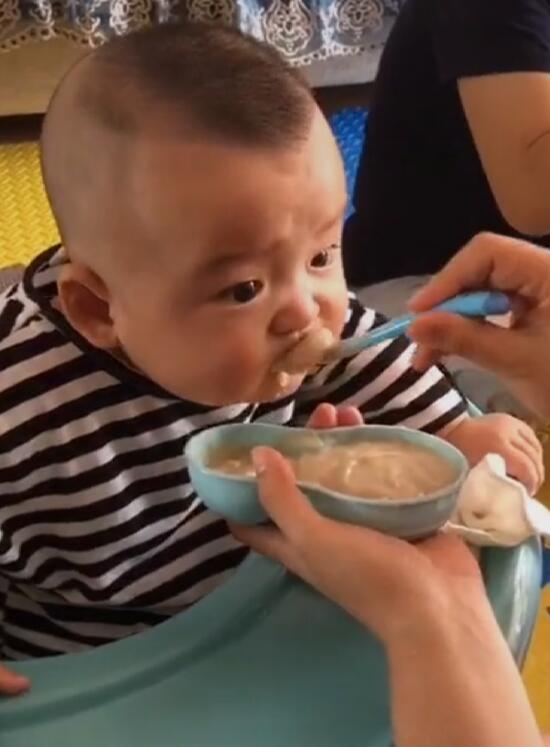 吃米粉走红的萌娃，米粉吃出啃牛腿的气势，这辅食做得真香