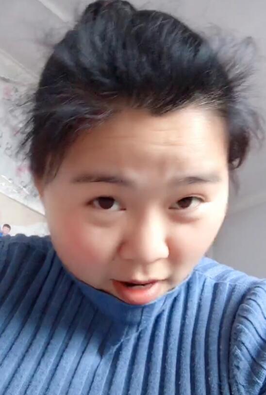 自从有了娃，妈妈每天都留着奇怪的发型，得知原因后好暖心
