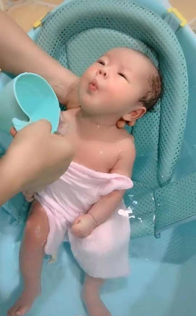 妈妈给宝宝洗澡，宝宝享受的表情萌翻了，网友：这是在酝酿粑粑吧