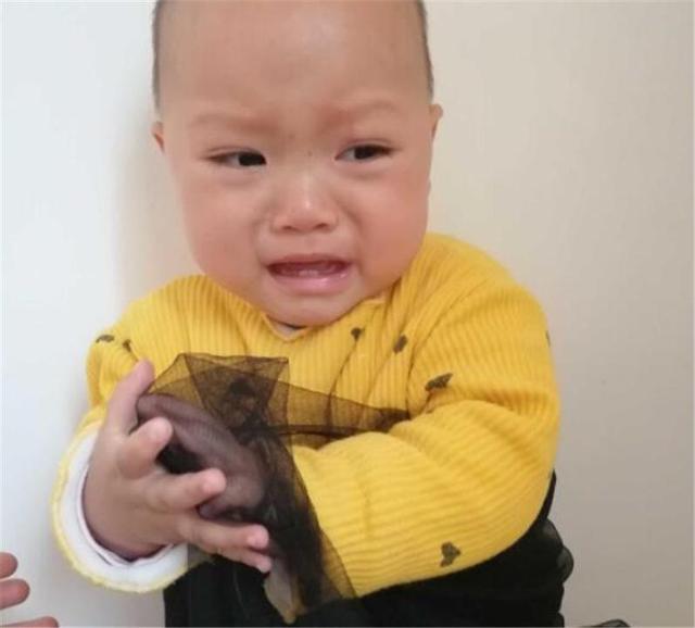 “妈妈，里面有人！”孩子指着空房间说“有人”，家长别急着骂