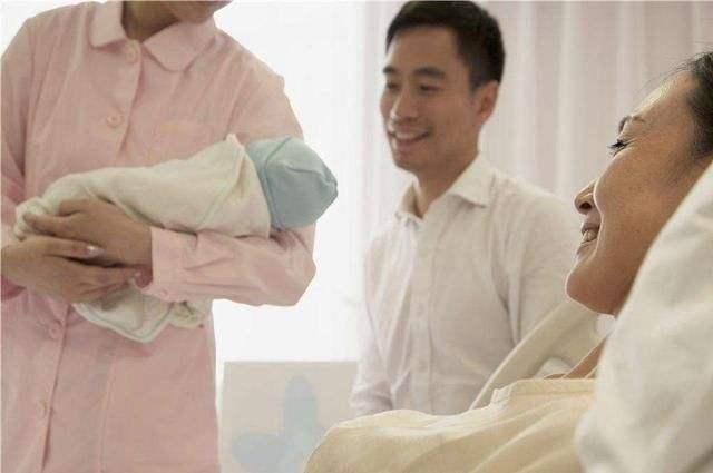 舅舅给外甥女喂饭，宝宝的表情太出人意料，把全家人笑翻了