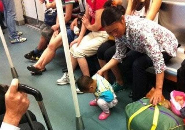 孩子地铁上拉臭臭，遭车厢众人指责，奶奶的做法让众人安静