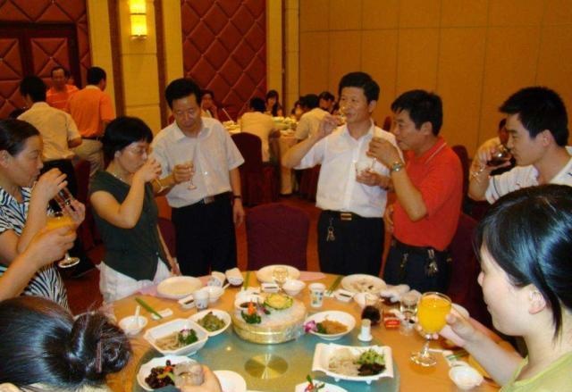 六岁男孩被数名男子责骂，家长不敢吭声，家长不管社会人可不心疼
