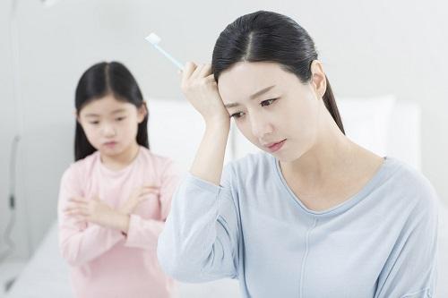 一点小事就发脾气？让孩子学会情绪管理，可尝试“鹰架式教育”