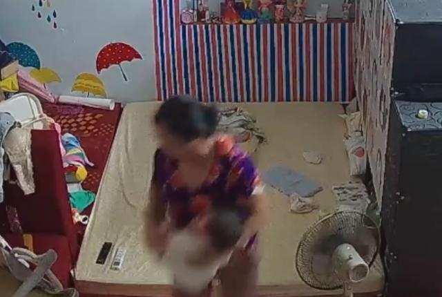 保姆偷偷虐打婴儿，猛晃脑袋狠揍屁股，家长看完怒了!