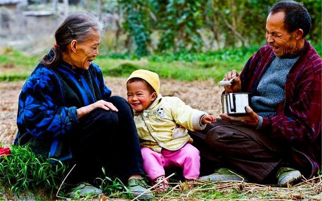 幼儿园老师坦言：全职妈妈带大的孩子，入学后，这些方面更优秀