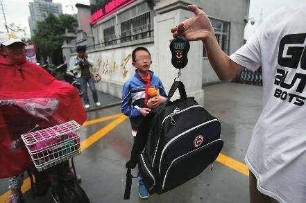 “妈妈，俺的书包好重”妈妈如何应对，影响孩子一生