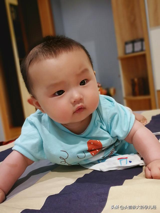别担心小宝宝的吐奶，学会护理和应对的办法才重要