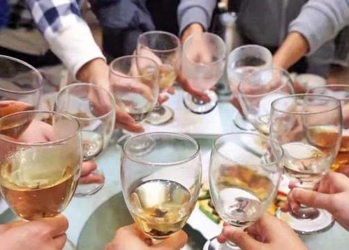 饭桌上最让人难受的3种行为，网友：素质是个好东西，希望你能有