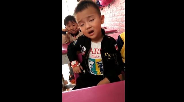 小男孩上课打瞌睡，闭着眼也不忘跟着老师念书！小男孩：我太难了