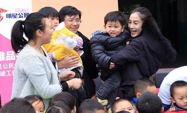 “妈妈，陪我长大，好不好？”“孩子，我要出去给你挣钱”
