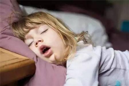 遇到孩子睡觉时的这些表现，父母可不要不在意，赶紧去医院看看