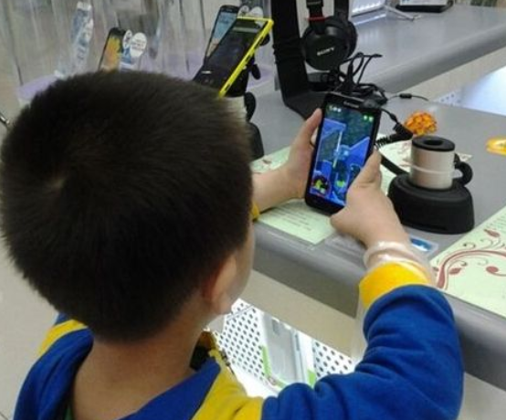 堵不如疏！3招教你解决孩子沉迷手机，别让孩子疏远你