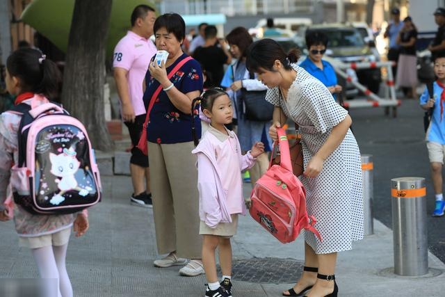 孩子第一天去幼儿园后，家长心里挂念，担心。坐立不安