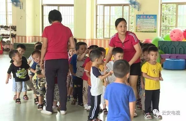 怎样让小孩尽快适应幼儿园生活？家长们可以这样做
