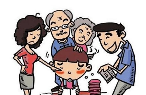 孩子在超市随便拿东西吃，溺爱奶奶反应引人们侧目