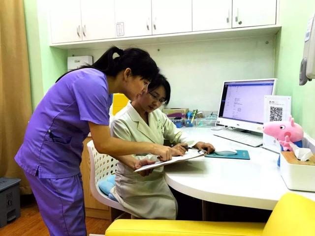 妈妈给孩子喝“假牛奶”，影响孩子发育，妈妈后悔不已