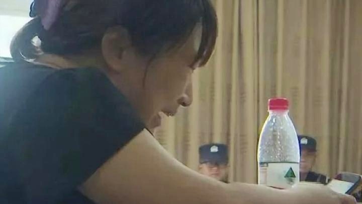 店员给了块面包，男孩食用后身亡，妈妈在旁边亲眼目睹……