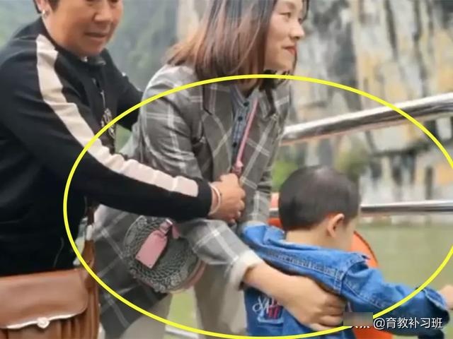 妈妈带着宝宝和姥姥一起旅游，无意中拍下这张合照，这就是母亲