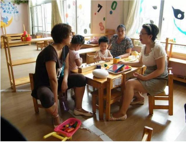 女孩第一天上幼儿园，金镯子就被拿走了，老师的做法让家长道歉
