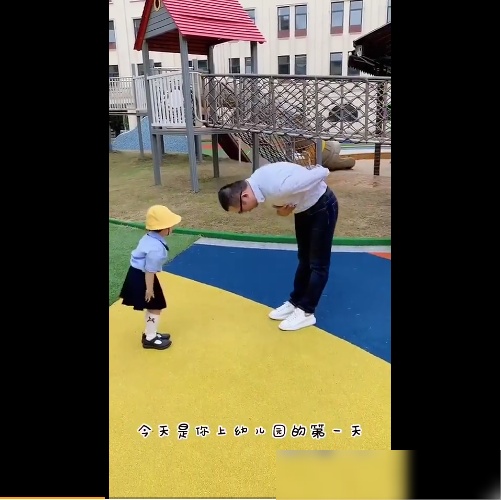 涂磊晒父女跳舞庆女儿上幼儿园，3岁樱桃与爸爸默契互动超有爱