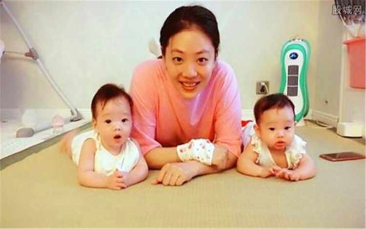 喜添双胞胎，妈妈要求一个孩子“随母姓”，爸爸机智取名获赞无数