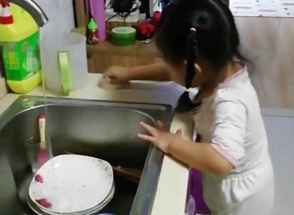 “小长工宝宝”站小凳子上洗碗，专注洗洗刷刷的样子超带劲