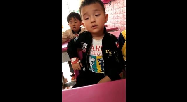 小男孩上课打瞌睡，闭着眼也不忘跟着老师念书！小男孩：我太难了