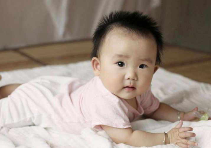 孩子老是“吐泡泡”，同时还有这3个症状出现，很可能得了肺炎！