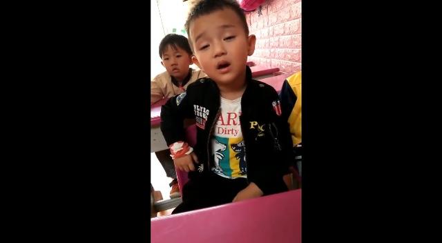 小男孩上课打瞌睡，闭着眼也不忘跟着老师念书！小男孩：我太难了